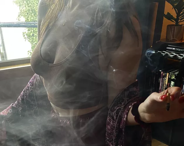 I’m one of those always-has-the-weed type girls 😇