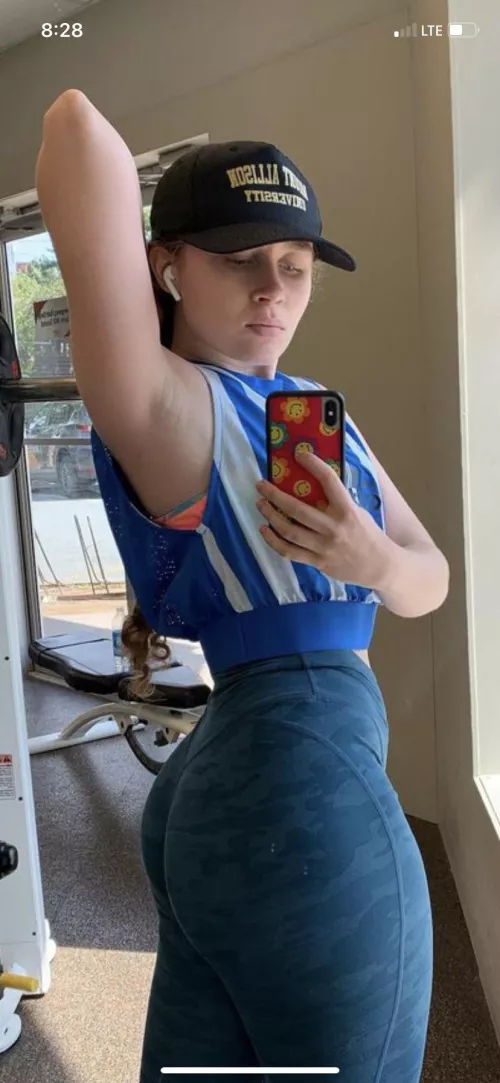 Imagine the smell of it when shes working out🤤