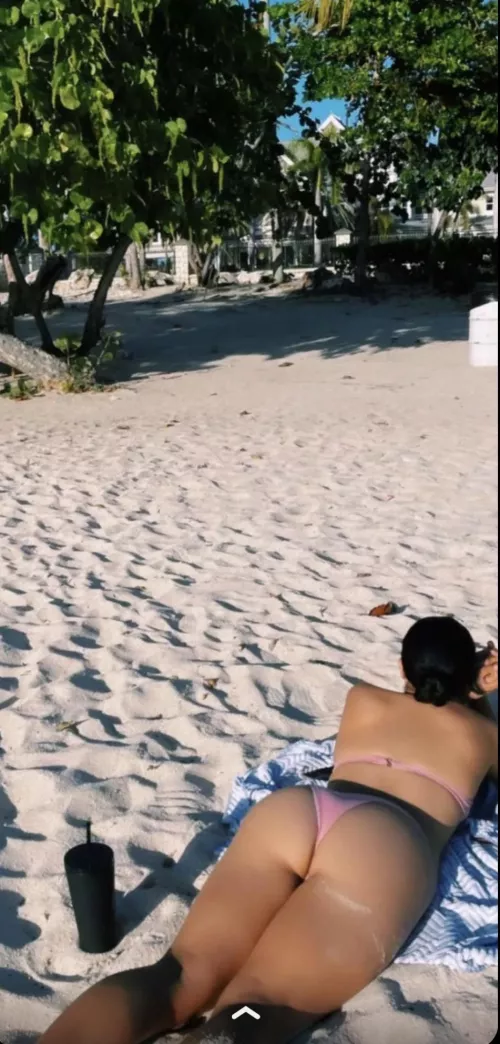 Imagine walking on the beach and u see this