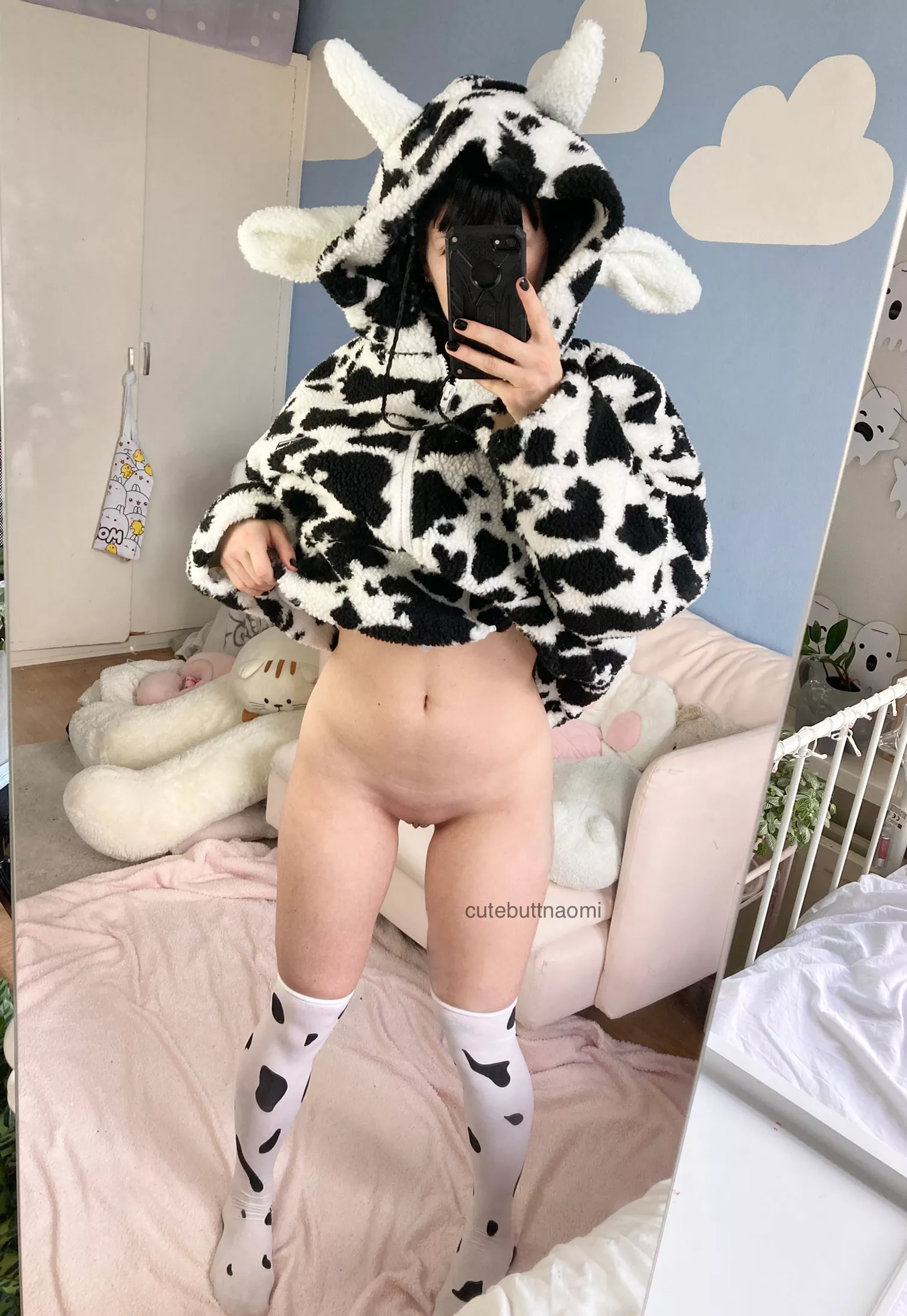it would be nice to have someones head between my thighs when i’m standing like this 🐮