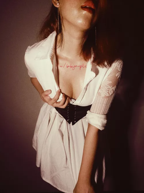 It's so hot in here, I'm sweating a lot 🥵 (f)