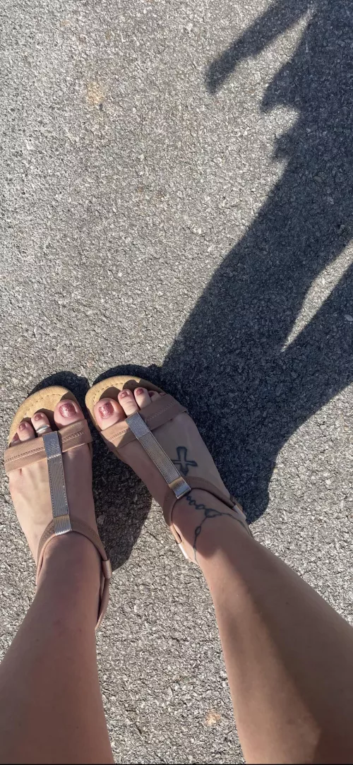 It’s strappy sandal weather and my toes couldn’t be happier!
