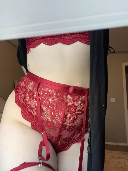 I’ve got the camera propped up on my open window. Really hope my backyard neighbor isn’t working from home today 🙈 [f]
