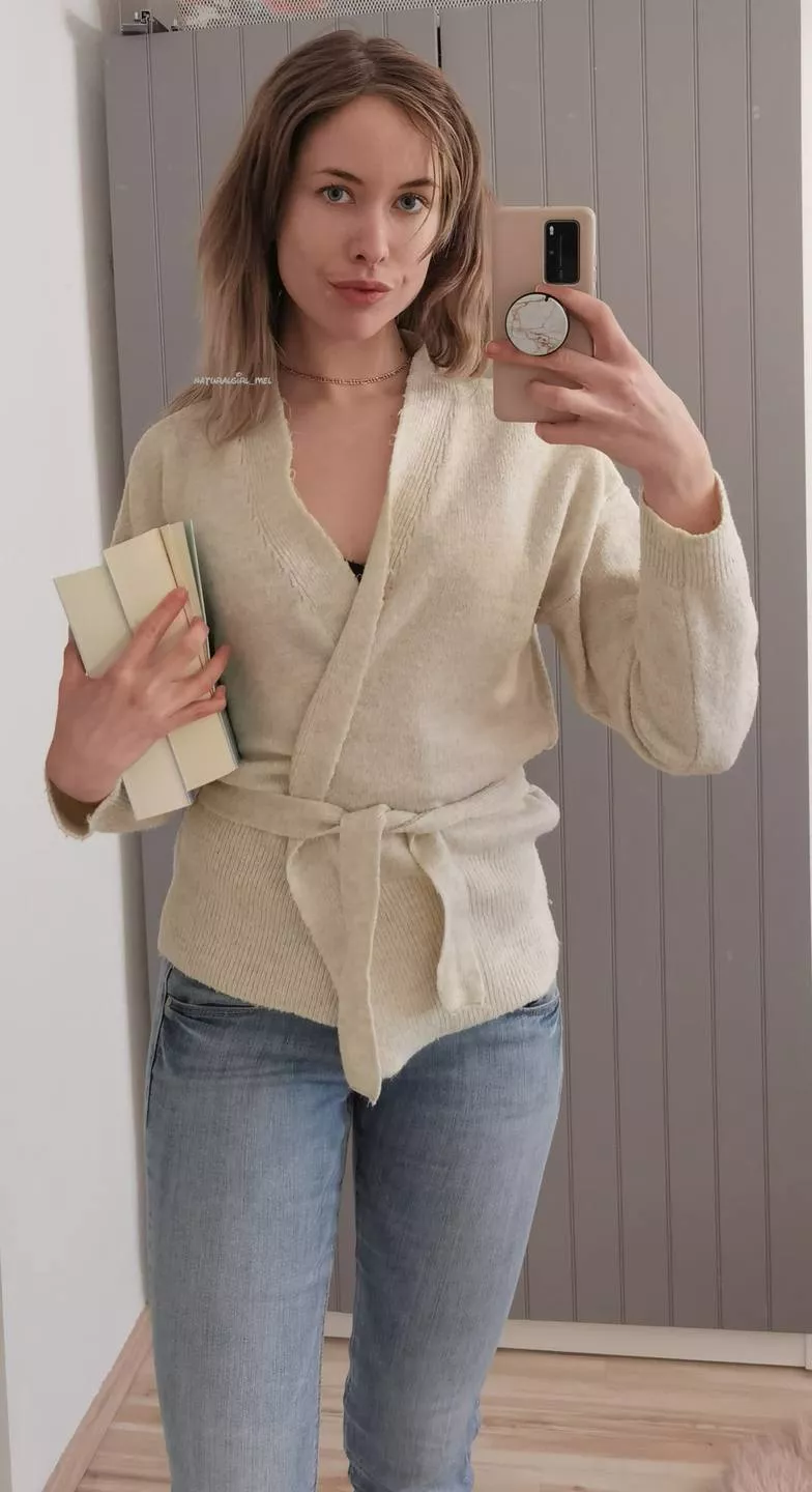 Just a librarian in her favorite jeans ✌️