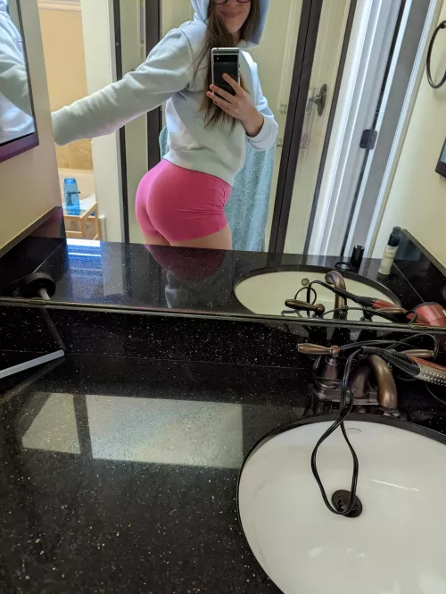 just a lil hump day treat 💗