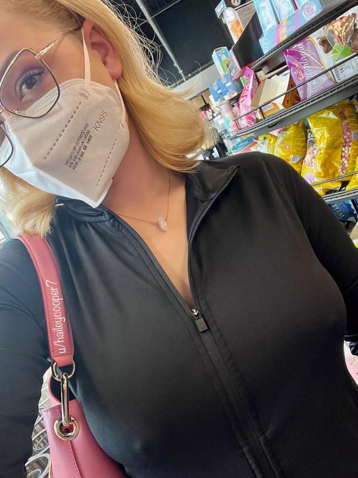 Just regular shopping girl, nothing to see here 🐷💖