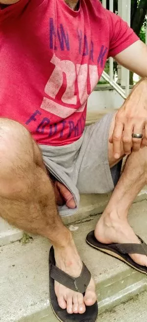 Just your average dad next door. Freeballing Friday makes for an easy dick slip 😈💦