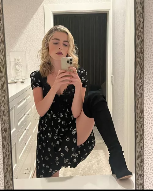 Kiernan Shipka makes me feel so bi and sissy. Come get nasty and worship her with me!