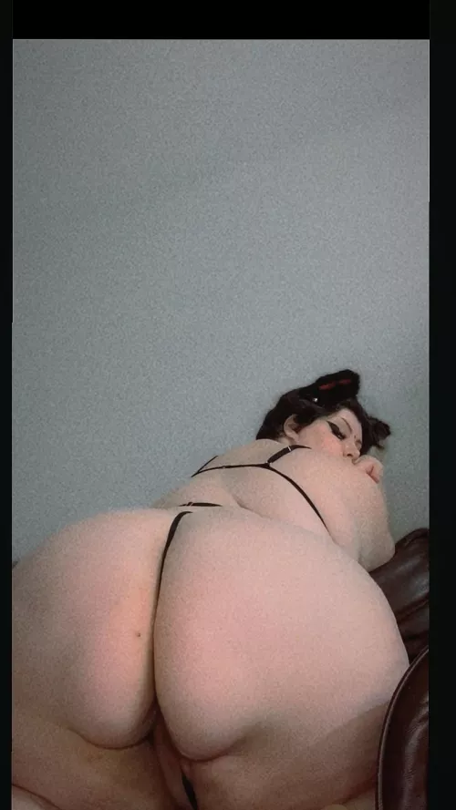 Kitty wants to play..