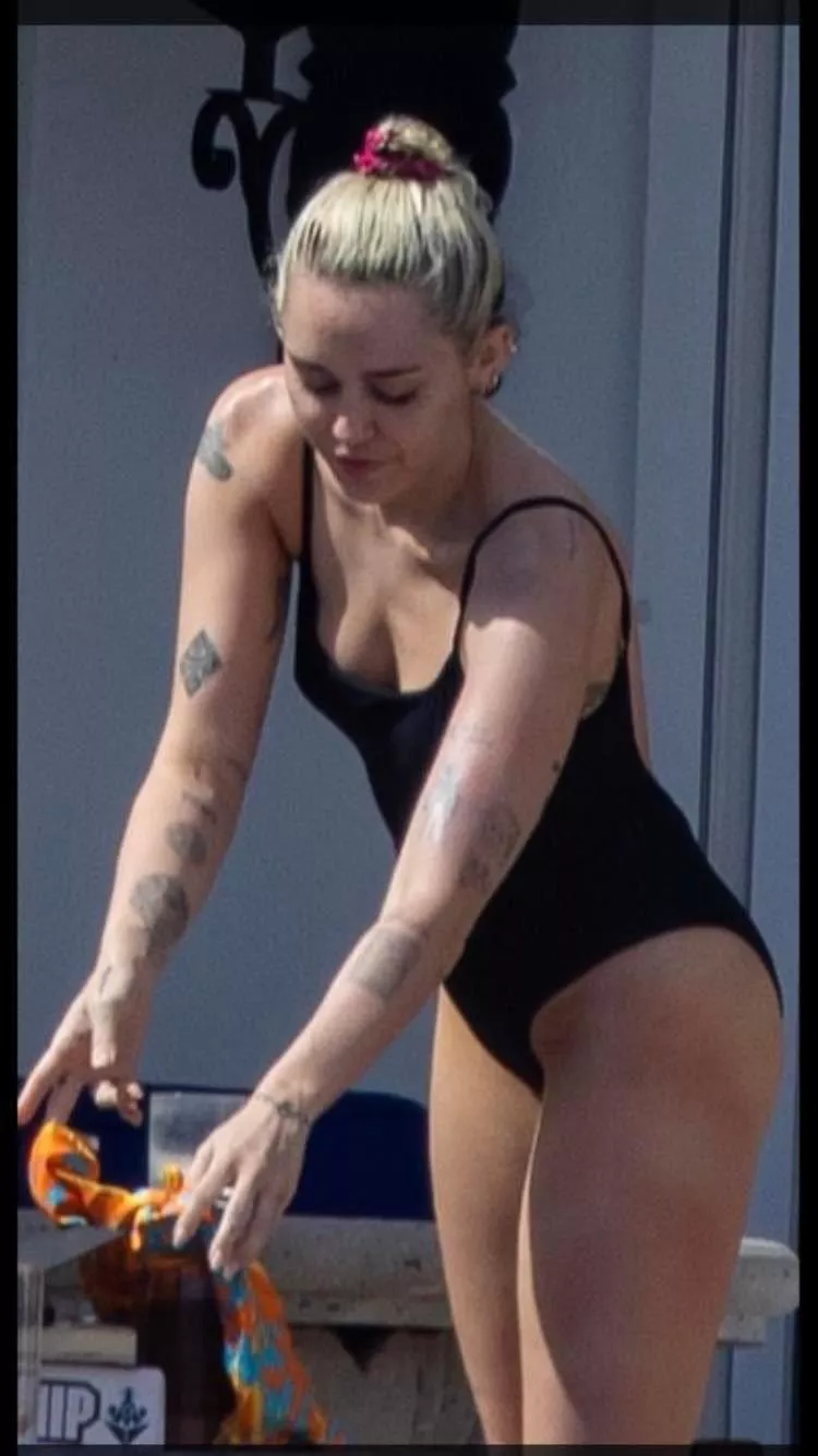 Leaking for Miley Cyrus, need to cum quick to her before a meeting