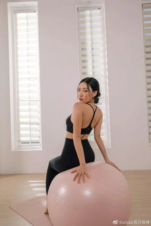 Lets get bi for Korean singer Hwasa