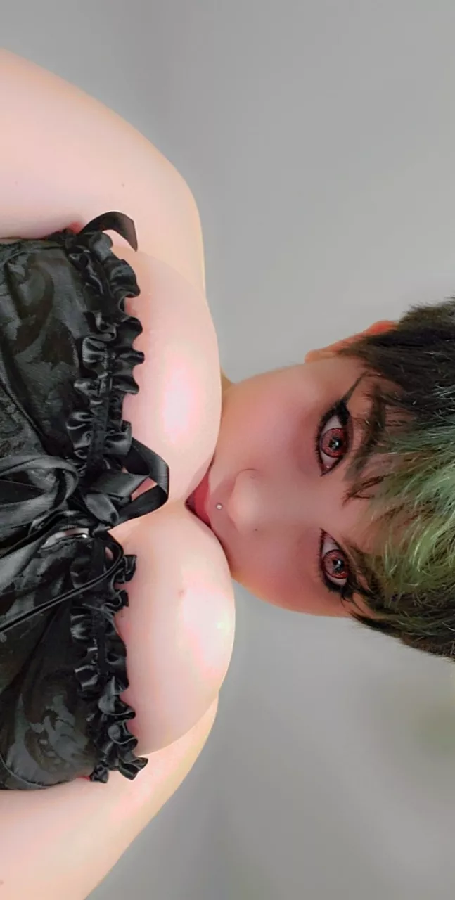 Like short hair goths?