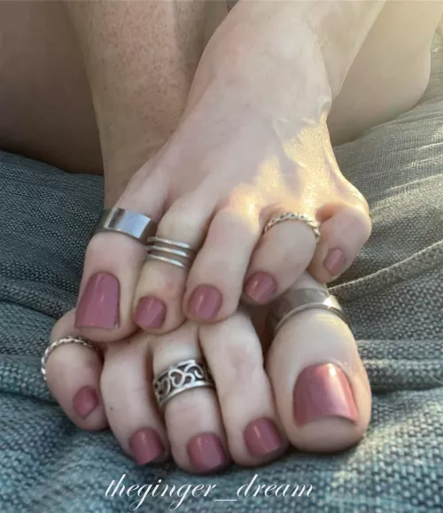 Long slender toes great for grabbing things