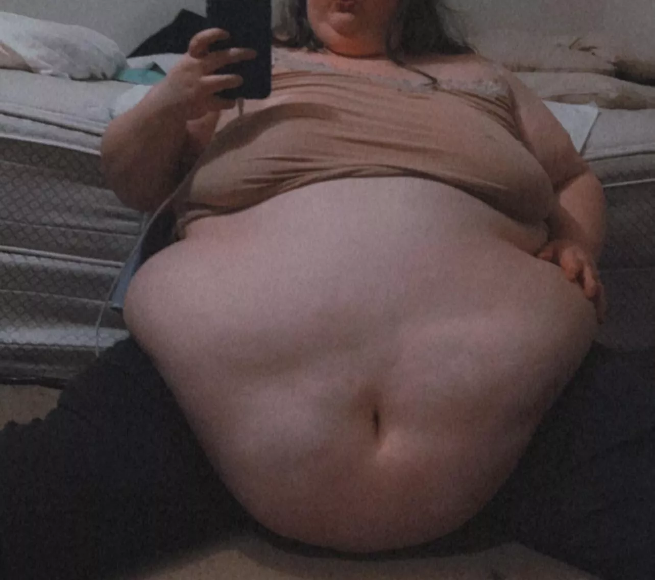 look how skinny i am 😩😭💔 please pile on hundreds of pounds more onto my pig body 🥵🐷😈