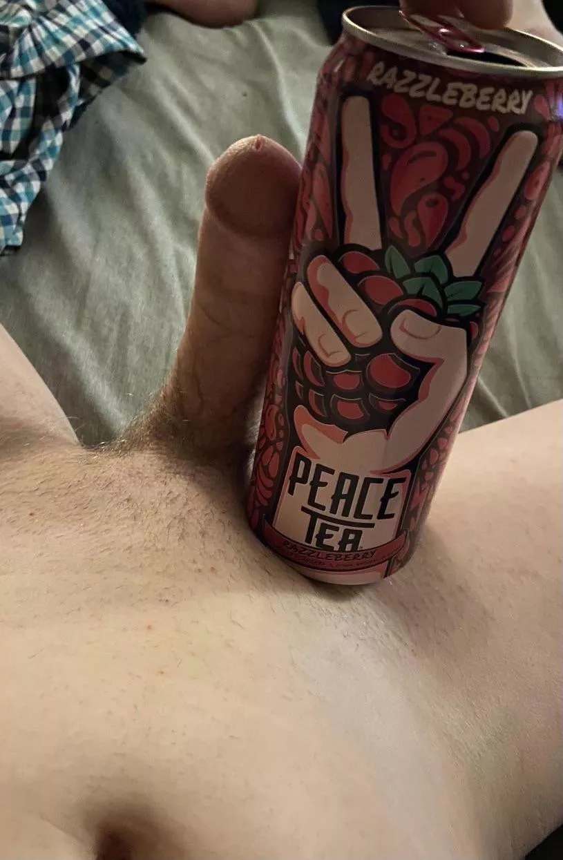 Looking for guys to compare their cocks to a peace tea can. Seeing if there’s anyway that could dwarf me