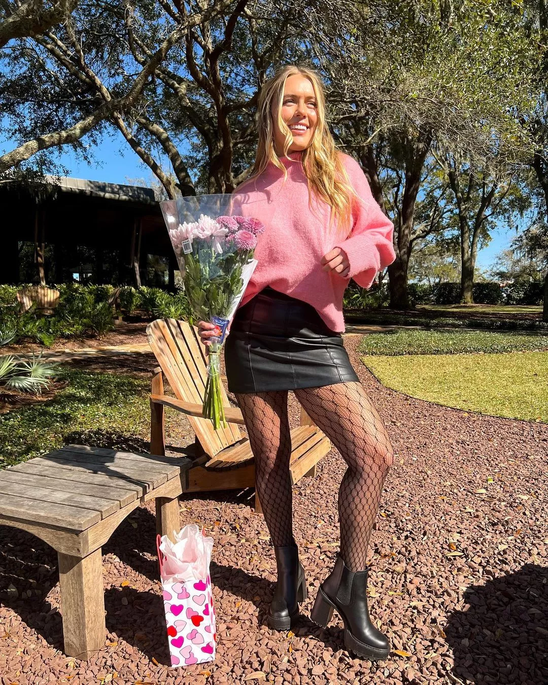 Love those patterned tights Love those patterned tights