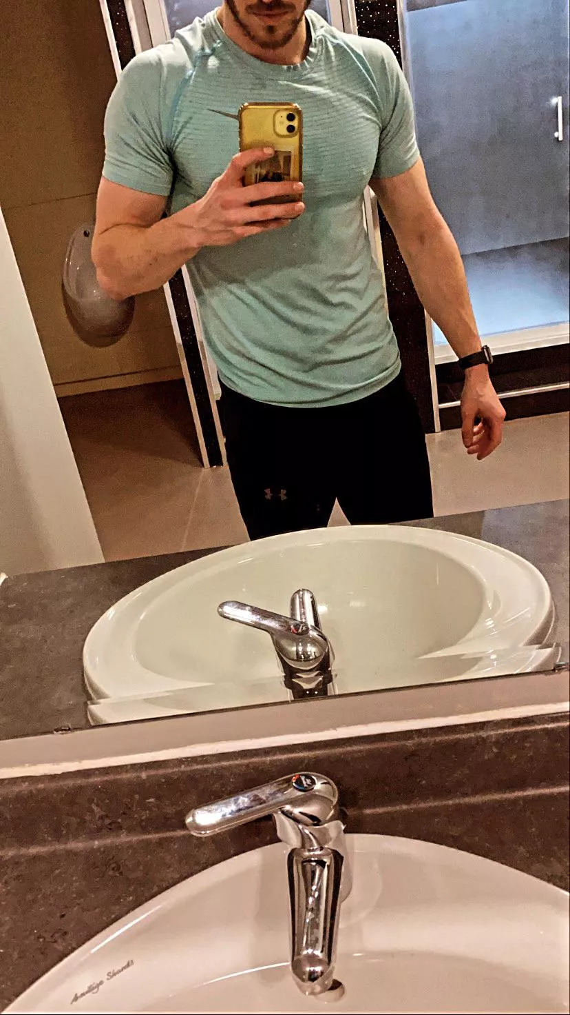 [M] anyone wwnt to workout with me? 😉