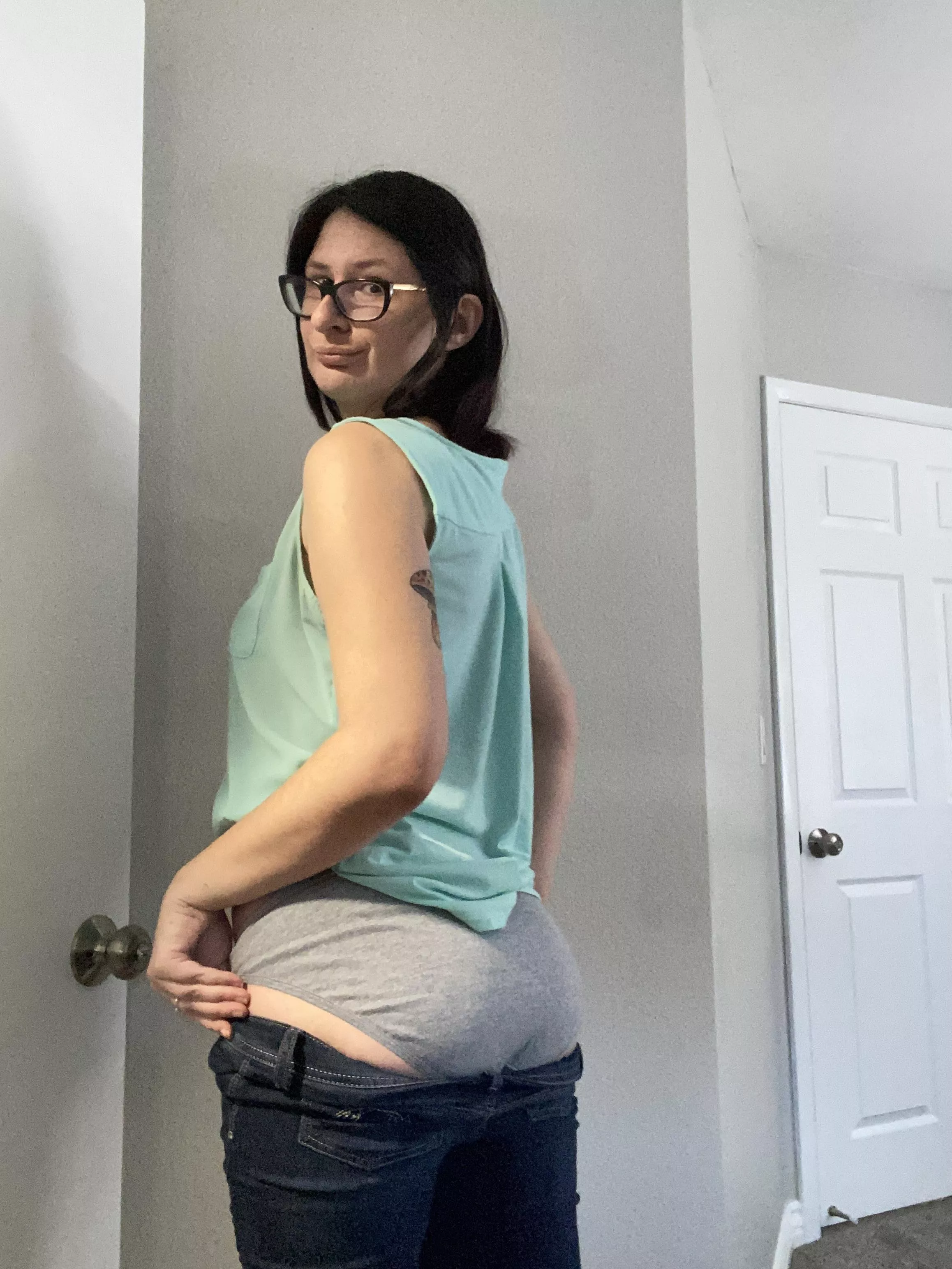 ⭐️MADE TO ORDER⭐️ [selling] [US]24 hr wear for $25💋CHOOSE PAIR💋3 pics💋Vacuum seal w/ FREE US shipping💋SURPRISE IN PACKAGE💋Also- worn items, pics, vids, customs. DM ME.