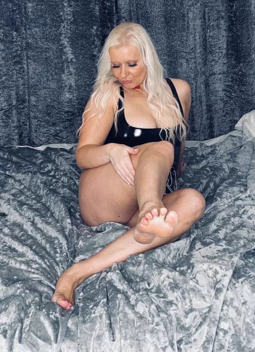 Make my feet as shiny as my sexy bodysuit