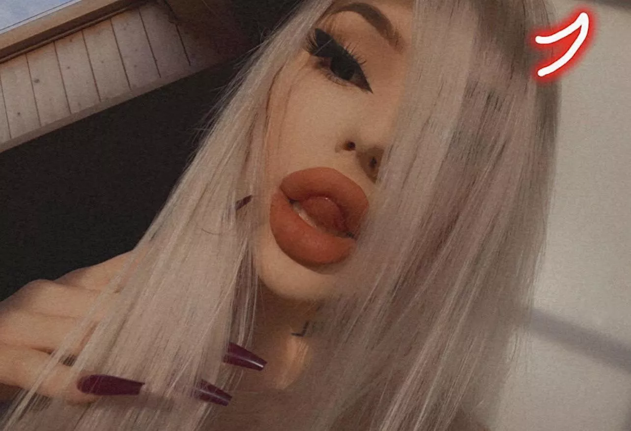 me and my red nails✨