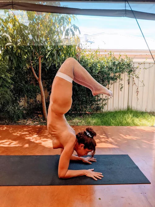 Me focussing on stay on this pose for more than 3 minutes. This is minute number 3. Excuse my expression, I am challenged!