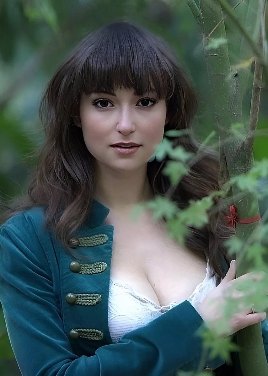 Milana Vayntrub
