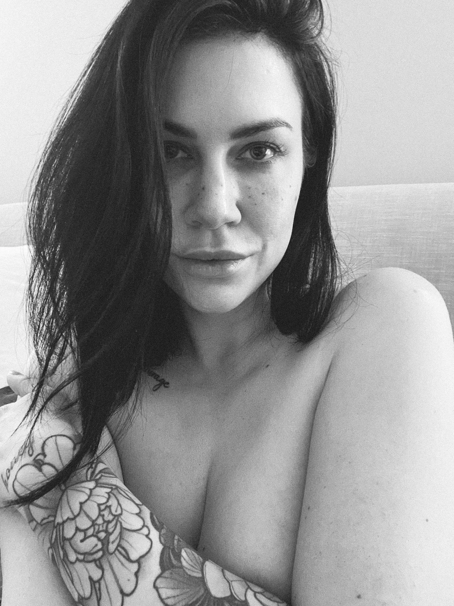 Morning selfie from bed. Makeup free and messy hair🖤