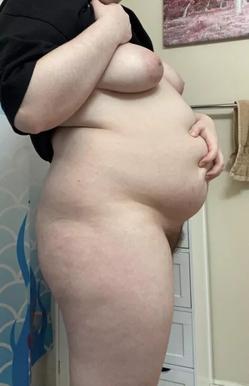 my belly is getting huuuge 🥺