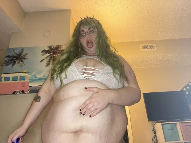 My belly makes a good pillow😉