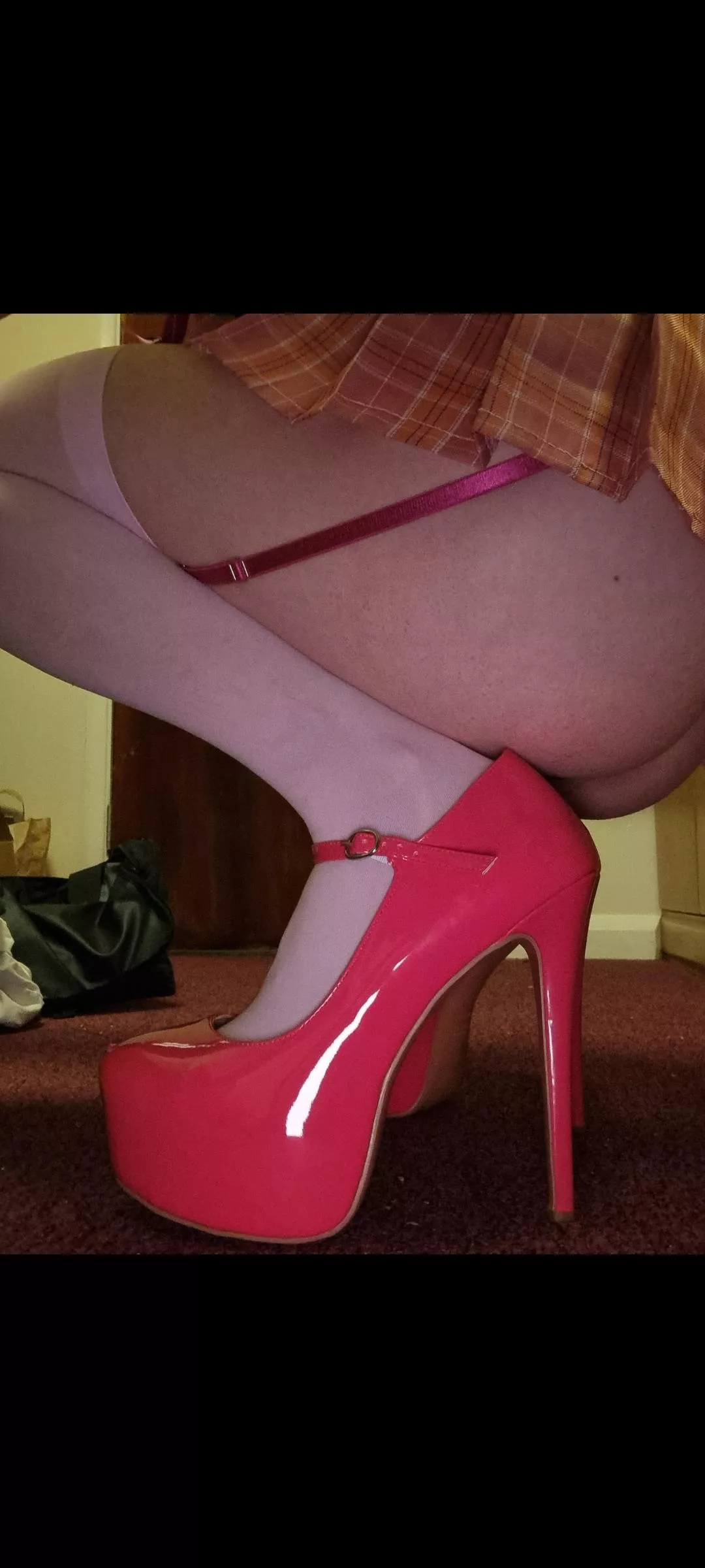 My clitty is twitching in its cage😖