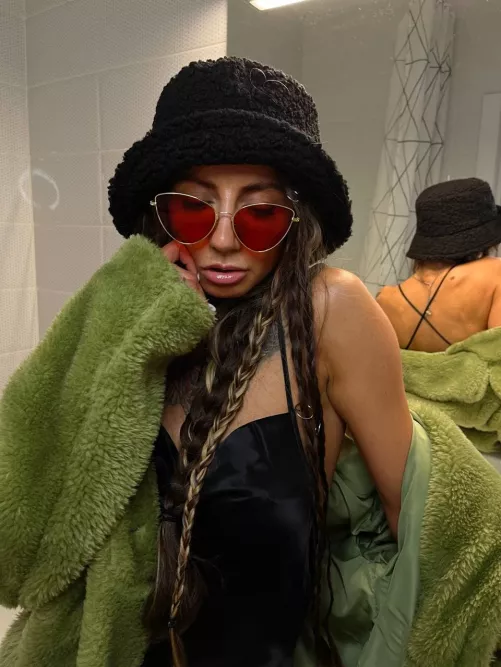 My free Onlyfans in the comments🥵 Hot juicy babe with awesome boobs😝 I'm pantyless right now, wanna see my pussy? 🙈