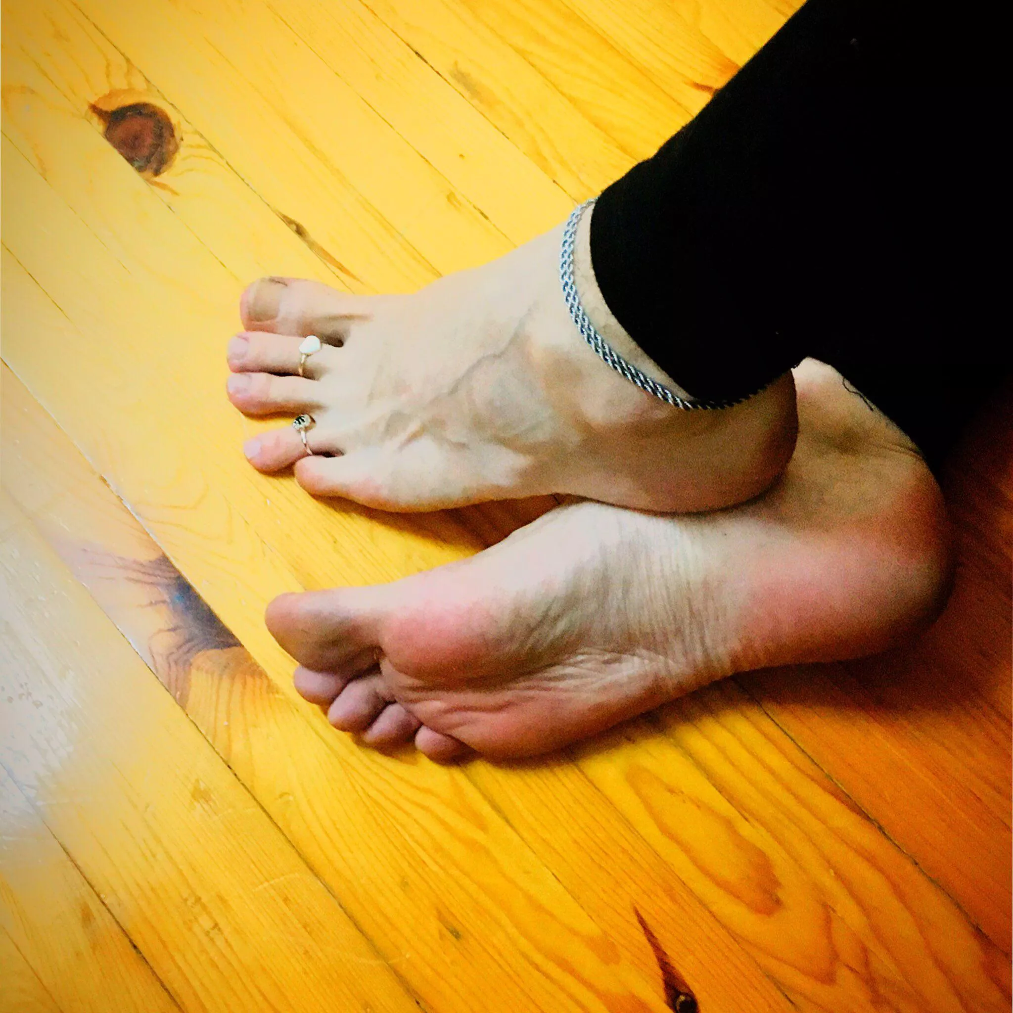 My wifey feet need alpha black male touch ^^ All BBC is welcome my Dm 🤭😇