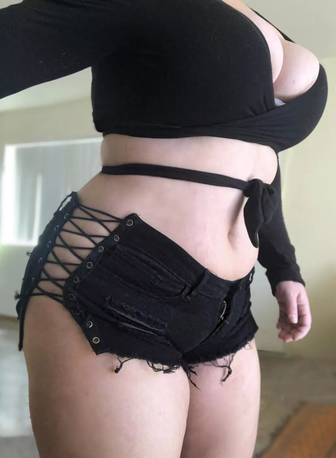 Not sure where I’d wear these shorts but I 🖤 them. [F]