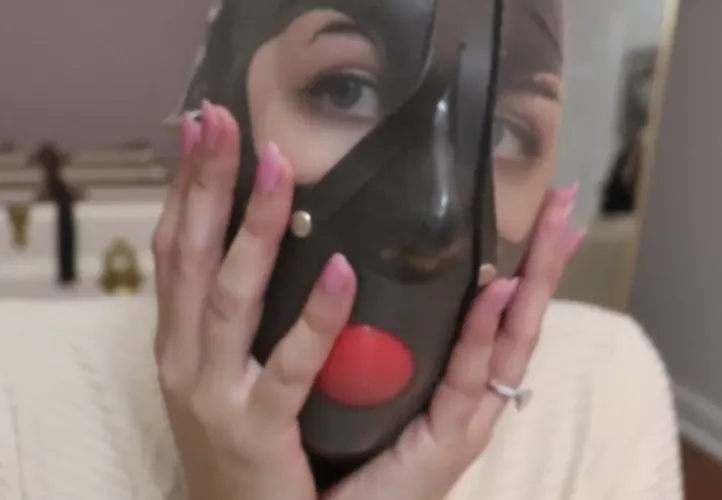 Nothing like a gag layered between two hoods. Had fun trying a few gags on with my latex hood last night. Full custom available 🤫