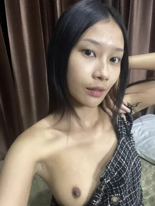 Oops my dress slipped while selfie 😋