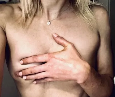 poor mommy got stripped naked by the bully 😅