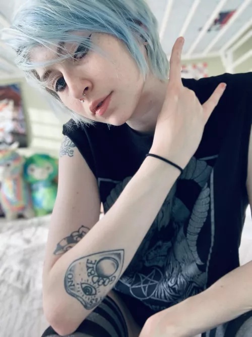 really showin off my freckles in this pic 🥰🖤