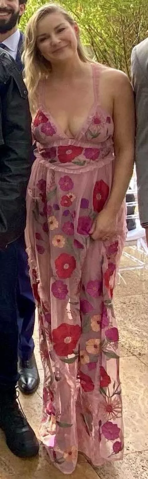 Renee now looks busty 👀