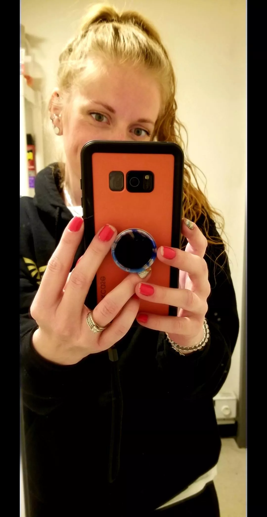 Rockin a high ponytail makes me feel smol. One more day of work then I get to be little! Thinkin I need to touch up my nails too! 😬😄💅