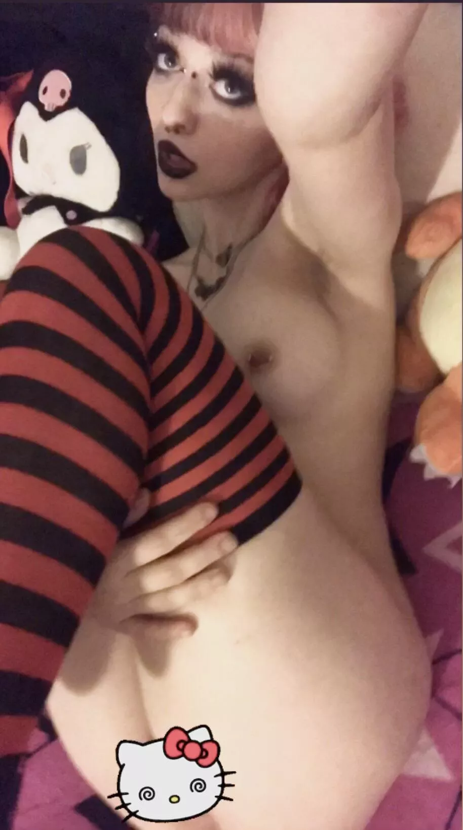 say hello kitty 🖤💗