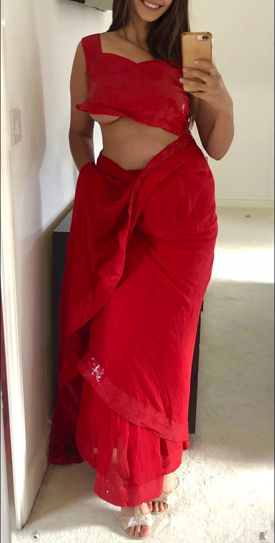 Showing underboob in a sari should be a new trend...😉🥻British Punjabi Indian [image]