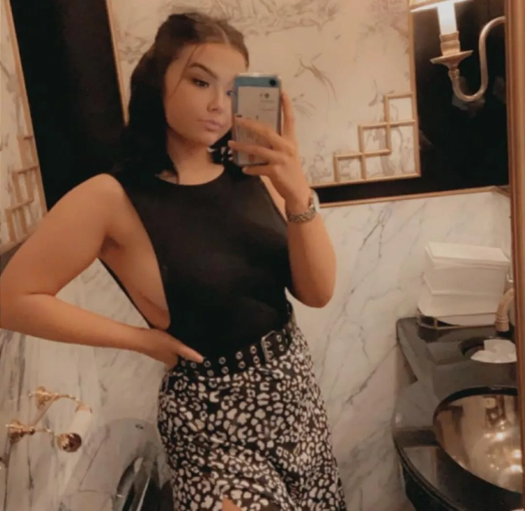 side boob tease 🥵