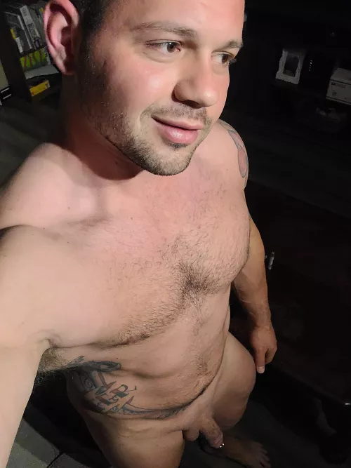 So theres an obnoxiously bright floodlight in the corner of my living room for some reason (rental) but it makes for great posing practice. 28, 5'9