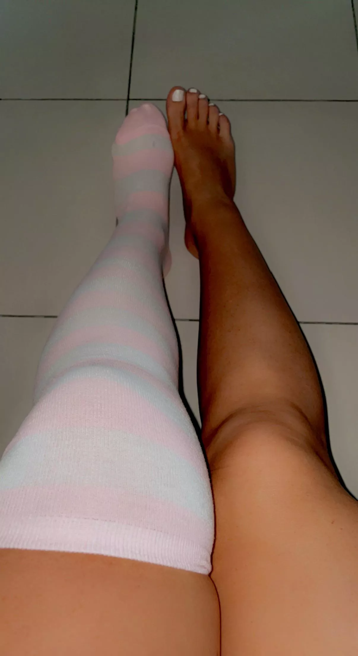 Socks on or off ? [f]