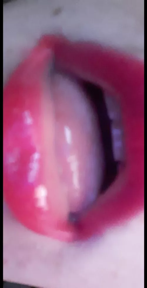 someone use my 👄 (I did my lipstick with gloss)