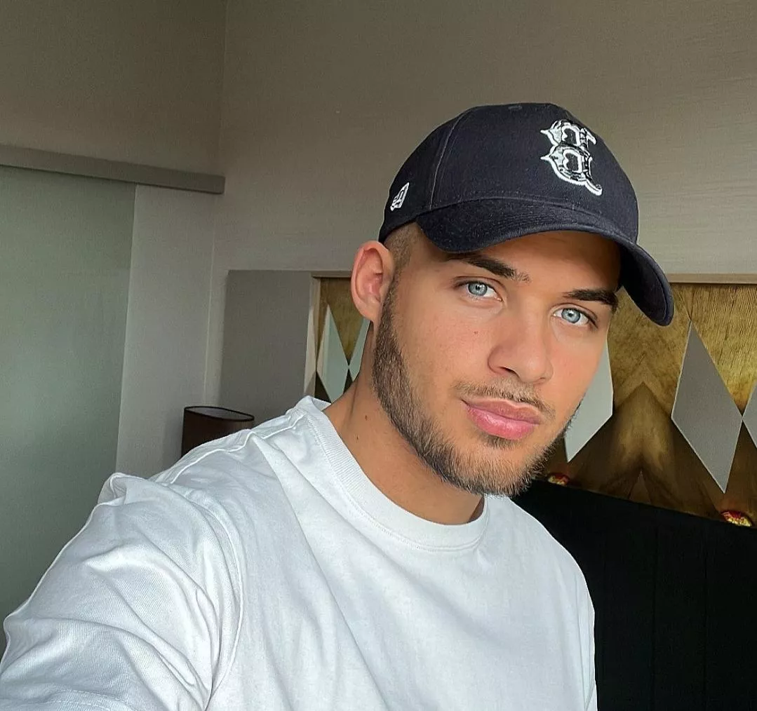 sore back today taking it easy. prob play some xbox. ✌️🎮