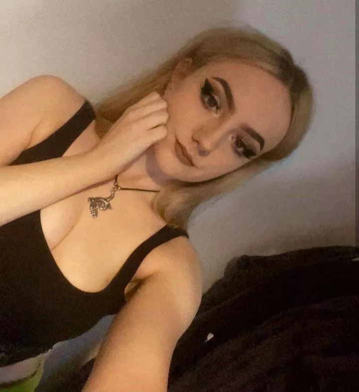 Spicy girl from the UK ready to drain your balls! 😘 Add me on Instagram for a free treat 🤤 @xxdirtyalinaxx