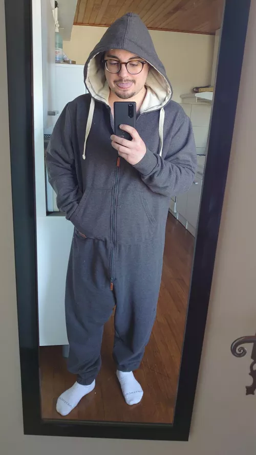 Stole my boyfriend's pyjamas... Yes he's taller than me 😅