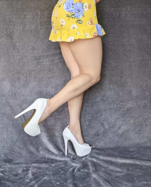 Sundress and heels 💛