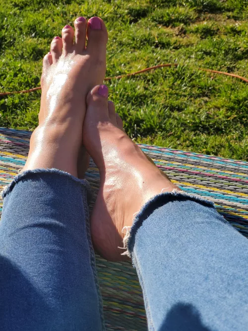 sunning my long toes! 🌞